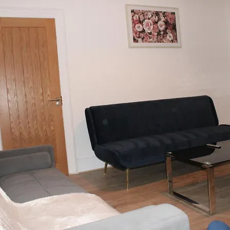 Trade Crew House - 4br Sleeps 11, M606 Access * Bradford (West Yorkshire)