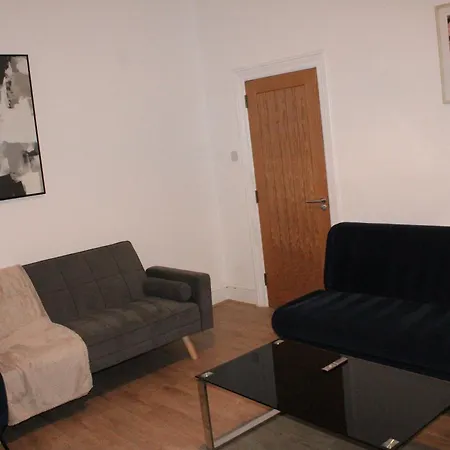 Trade Crew House - 4br Sleeps 11, M606 Access Bradford (West Yorkshire)