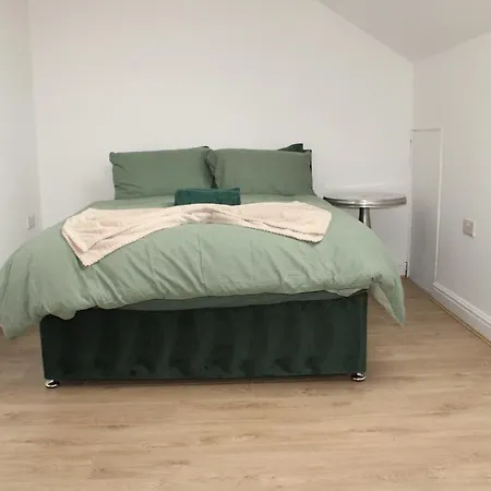 Trade Crew House - 4br Sleeps 11, M606 Access Bradford (West Yorkshire)