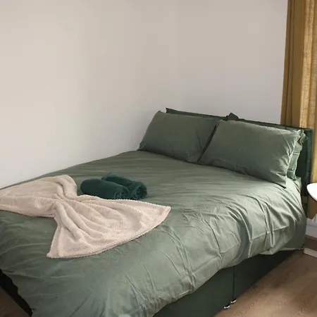 Trade Crew House - 4br Sleeps 11, M606 Access * Bradford (West Yorkshire)