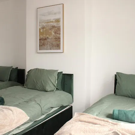 Trade Crew House - 4br Sleeps 11, M606 Access * Bradford (West Yorkshire)