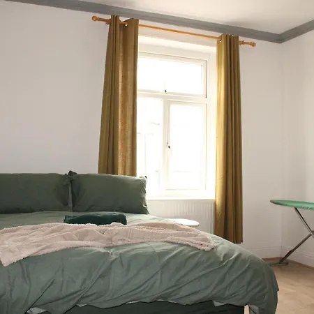 Trade Crew House - 4br Sleeps 11, M606 Access * Bradford (West Yorkshire)