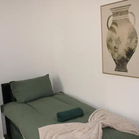 Trade Crew House - 4br Sleeps 11, M606 Access *