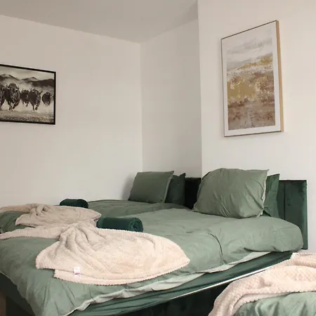 Trade Crew House - 4br Sleeps 11, M606 Access * Bradford (West Yorkshire)