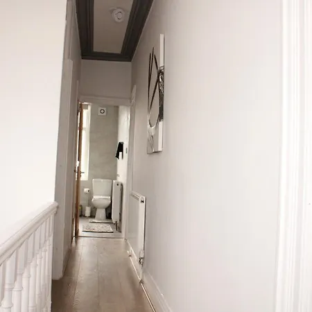 Trade Crew House - 4br Sleeps 11, M606 Access Сasa de vacaciones Bradford (West Yorkshire)