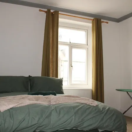 Trade Crew House - 4br Sleeps 11, M606 Access *