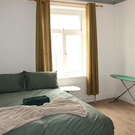 Trade Crew House - 4br Sleeps 11, M606 Access Bradford (West Yorkshire)