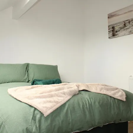 Trade Crew House - 4br Sleeps 11, M606 Access Bradford (West Yorkshire)