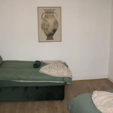 Trade Crew House - 4br Sleeps 11, M606 Access Bradford (West Yorkshire)