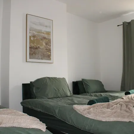 Trade Crew House - 4br Sleeps 11, M606 Access * Bradford (West Yorkshire)
