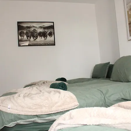 Trade Crew House - 4br Sleeps 11, M606 Access Bradford (West Yorkshire)