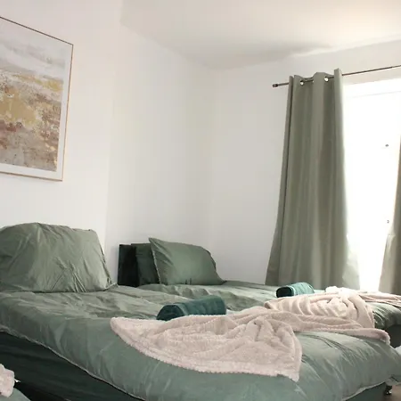 Trade Crew House - 4br Sleeps 11, M606 Access * Bradford (West Yorkshire)