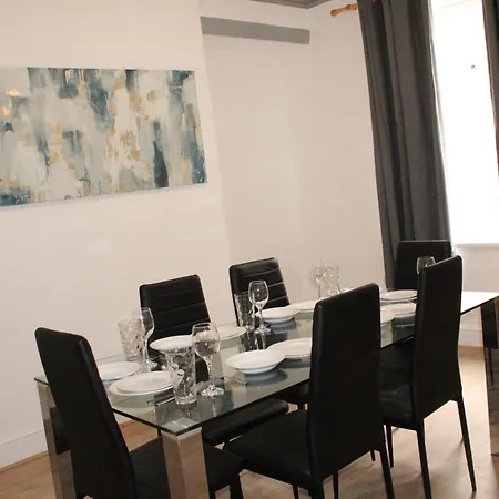 Trade Crew House - 4br Sleeps 11, M606 Access * Bradford (West Yorkshire)