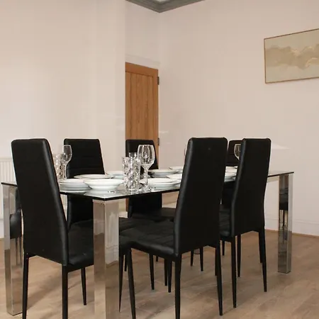 Trade Crew House - 4br Sleeps 11, M606 Access Сasa de vacaciones *