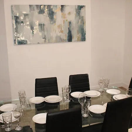 Trade Crew House - 4br Sleeps 11, M606 Access Сasa de vacaciones Bradford (West Yorkshire)