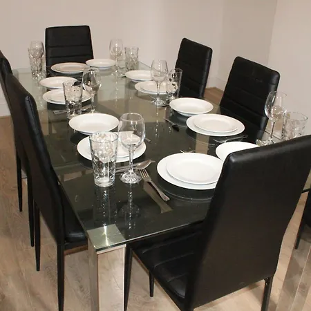 Trade Crew House - 4br Sleeps 11, M606 Access