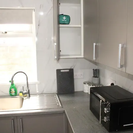 Trade Crew House - 4br Sleeps 11, M606 Access Bradford (West Yorkshire)