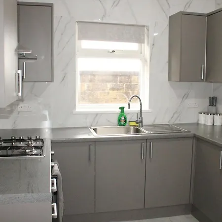 Trade Crew House - 4br Sleeps 11, M606 Access Сasa de vacaciones Bradford (West Yorkshire)