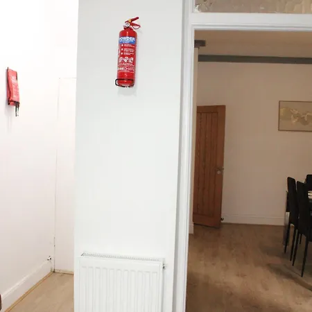 Trade Crew House - 4br Sleeps 11, M606 Access Сasa de vacaciones Bradford (West Yorkshire)